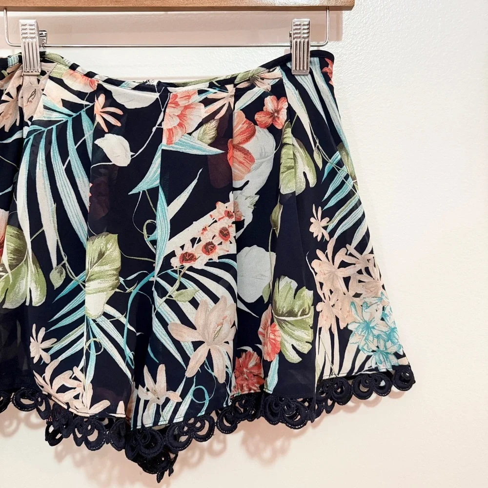 Top Apparel High Waisted Floral Pleated Shorts Small